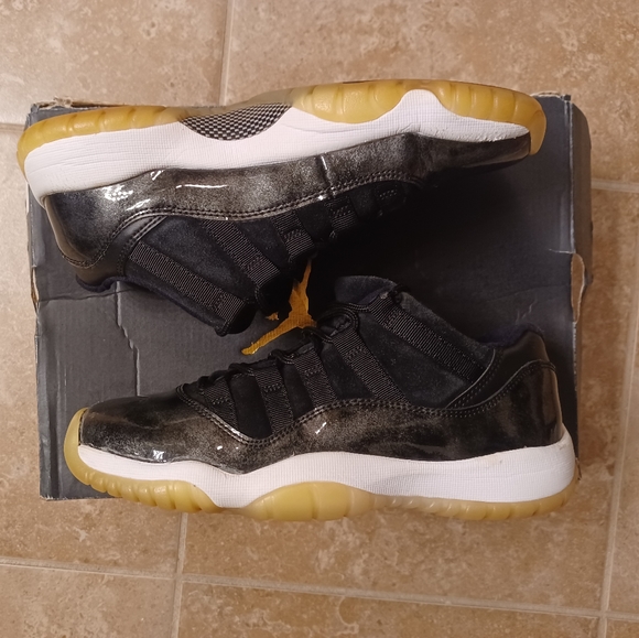 Jordan 11 Retro Low 'Barons' Wo.6½ (5Y) - Picture 3 of 10